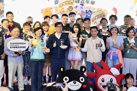 图说2：陈其迈出席高雄咸酥鸡嘉年华，与Team Taiwan金牌国手、台钢雄鹰投手「陈柏清」及人气啦啦队女神「一粒」同台，携手调制美式、日式及法式炸鸡。