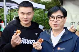 图说3：陈其迈出席高雄咸酥鸡嘉年华，与Team Taiwan金牌国手、台钢雄鹰投手「陈柏清」及人气啦啦队女神「一粒」同台，携手调制美式、日式及法式炸鸡。