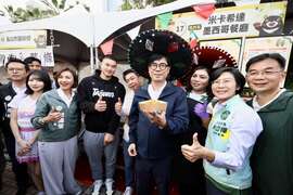图说6：陈其迈巡礼现场各摊位，大啖多国风味炸物