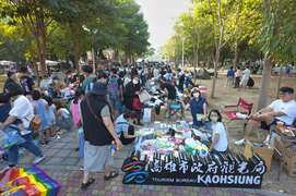 图2：小树市集吸引许多大小朋友前往选购二手物品