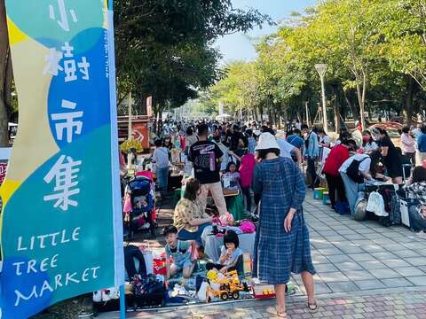 图3：小树市集即将在高雄爱河(图为去年活动盛况)