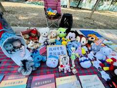 图4：素人家庭把家中用不到的婴幼用品及玩具摆摊
