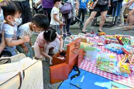 图6：小小老板和小小顾客体验二手市集买卖乐趣