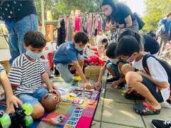 图7：小朋友体验二手市集挖宝乐趣