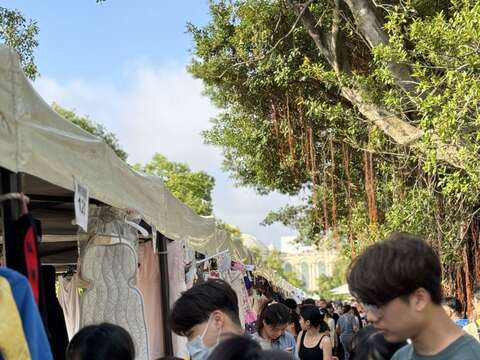 图8：小树市集吸引大批人潮