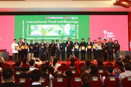 1.IFBA亚太区副会长Mr. Hisham Tan(左6)与得奖选手及评审合照