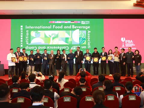 1.IFBA亚太区副会长Mr. Hisham Tan(左6)与得奖选手及评审合照