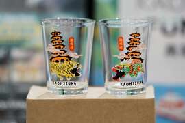4.持卡可至驳二艺术特区兑换限量纪念品 「高雄龙虎塔对杯」