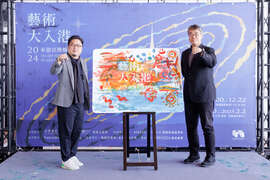8.「2024承亿亚湾艺术节」1220正式开幕 图为承亿集团董事长戴俊郎(左)与高雄市政府副市长李怀仁(右)合照「艺术大入港」开幕纪念彩绘画作
