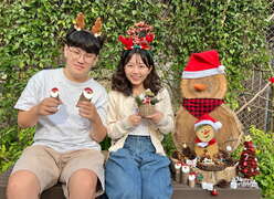 图2 游客展示DIY成果并与应景的小雪人合影