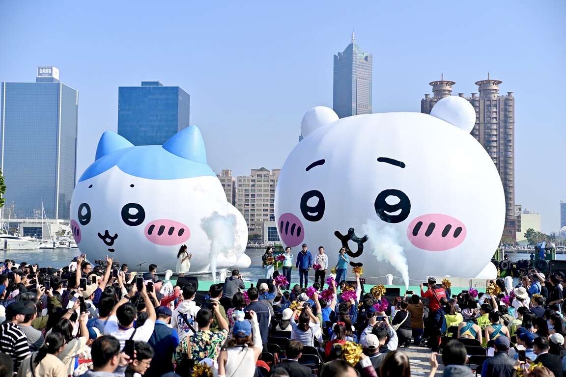 图1、民众抢拍吉伊卡哇及小八猫。