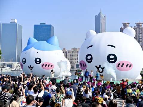 图1、民众抢拍吉伊卡哇及小八猫。