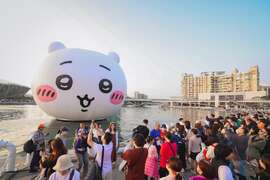 1.吉伊卡哇在高雄流行音乐中心珊瑚礁群旁海面