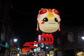 6.旗山老街上的灯会小龙，可爱度爆表(图片来源：高雄市旗山区公所)