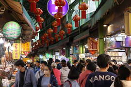 8.高雄年货大街满满年货，民众大买特色伴手礼