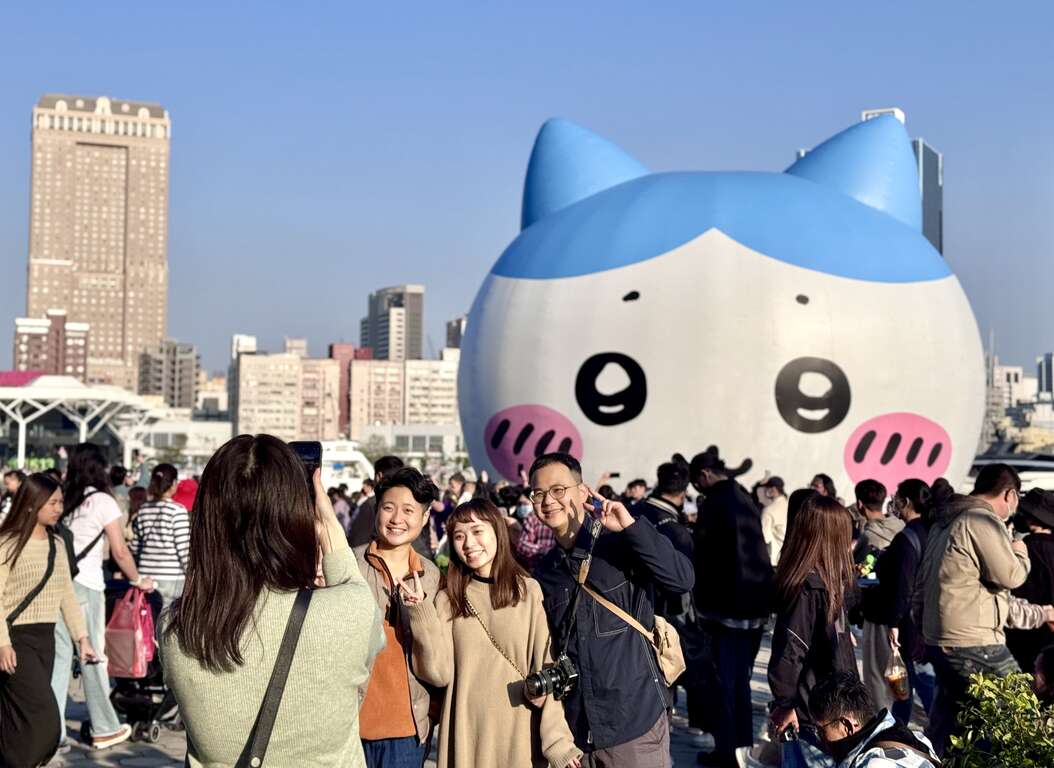 高雄冬日游乐园人潮满满,民众抢拍吉伊卡哇、小八猫及兔兔。小八猫