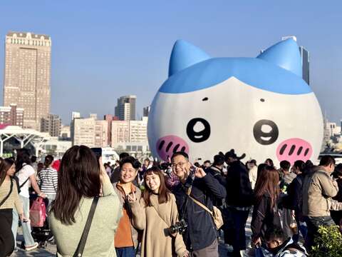 高雄冬日游乐园人潮满满，民众抢拍吉伊卡哇、小八猫及兔兔。小八猫
