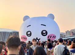 高雄冬日游乐园人潮满满，民众抢拍吉伊卡哇、小八猫及兔兔。吉伊卡哇