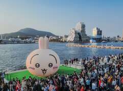 高雄冬日游乐园人潮满满，民众抢拍吉伊卡哇、小八猫及兔兔。乌萨奇