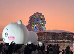「舞吉派对」灯光展演吸引民众驻留观看。