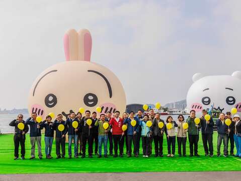 图10、高雄市政府团队与民意代表合影