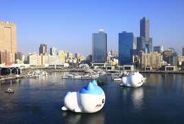 图1、闭幕吉伊卡哇与小八猫一起游回码头区