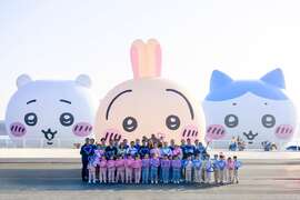 图3、陈其迈市长率领高市府团队与贵宾、盐光幼儿园小朋友合影