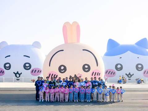 图3、陈其迈市长率领高市府团队与贵宾、盐光幼儿园小朋友合影