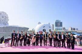 图6、观光局长高闵琳与高雄市管乐团合影