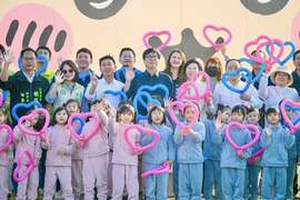 图7、陈其迈市长率领高市府团队与贵宾、盐光幼儿园手持爱心气球合影