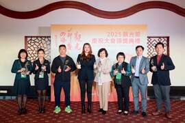 图2、高闵琳局长与本市获奖观光业者合影