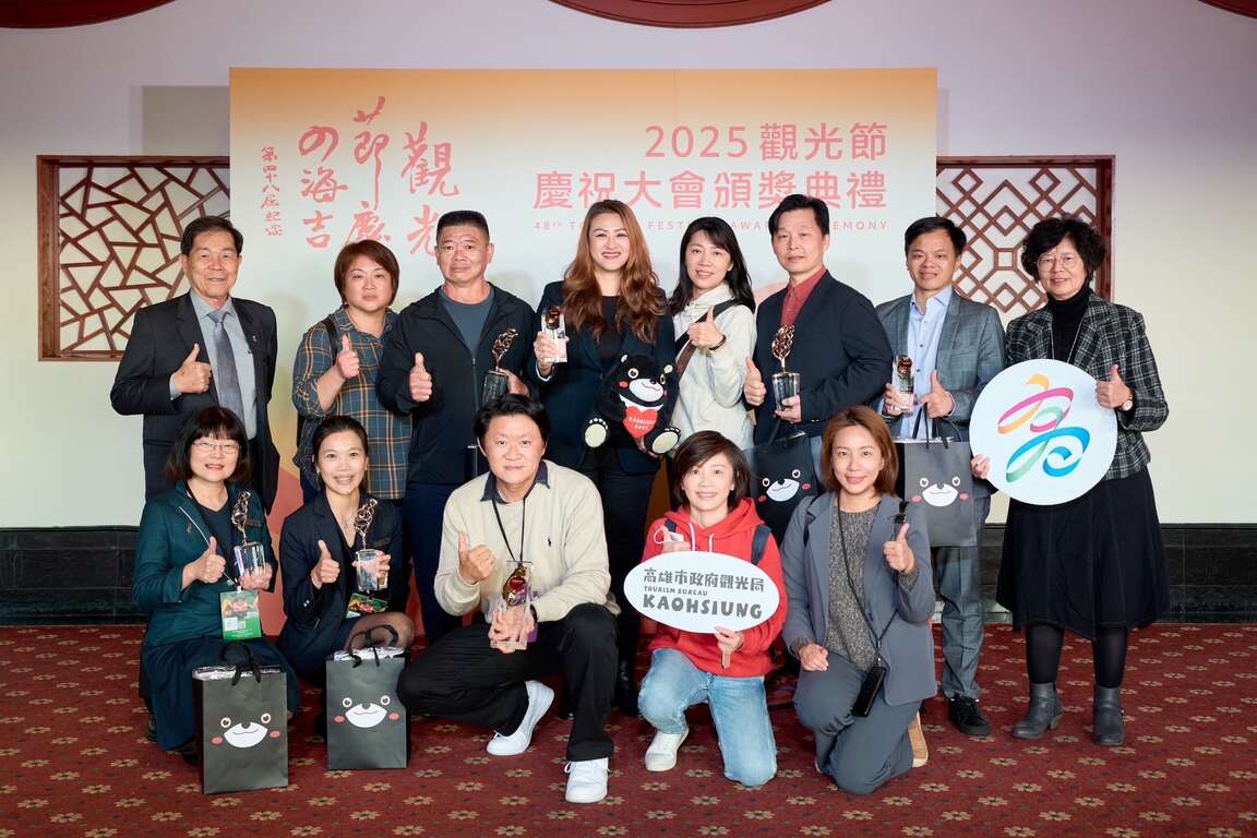 图3、高闵琳局长与本市获奖观光从业人员合影