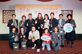 图3、高闵琳局长与本市获奖观光从业人员合影