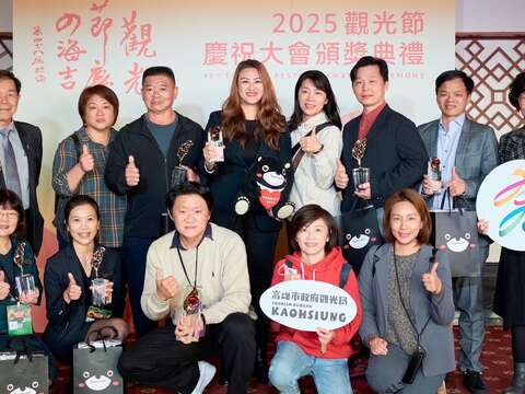 图3、高闵琳局长与本市获奖观光从业人员合影
