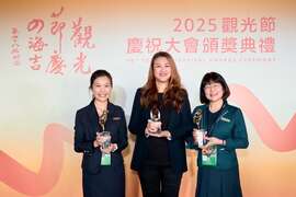 图5、高雄福华大饭店杨淑美经理及叶俐妘主任荣获中阶及基层主管奖