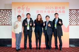 图9、高闵琳局长与受邀贵宾高雄市观光公协会理事长合影