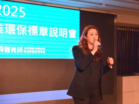 图2.观光局长高闵琳鼓励业者参加环保标章旅馆认证