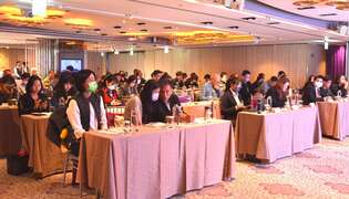 图7.满座旅宿业业者仔细聆听说明