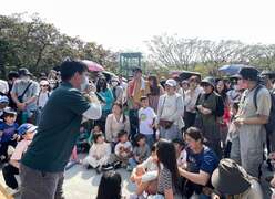 图7 保育员向大小朋友分享水豚小故事