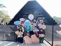 图8 参加水豚宝宝见面会的游客在山屋前合影