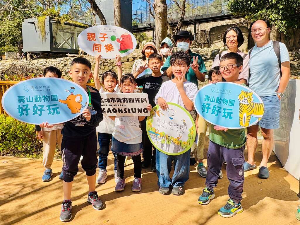 图9 参与迷你驴见面会的游客开心合影