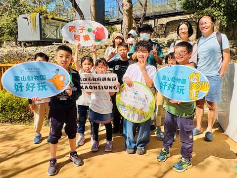 图9 参与迷你驴见面会的游客开心合影
