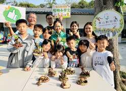 图1 大小朋友使用植物果实，创作迷你动物园