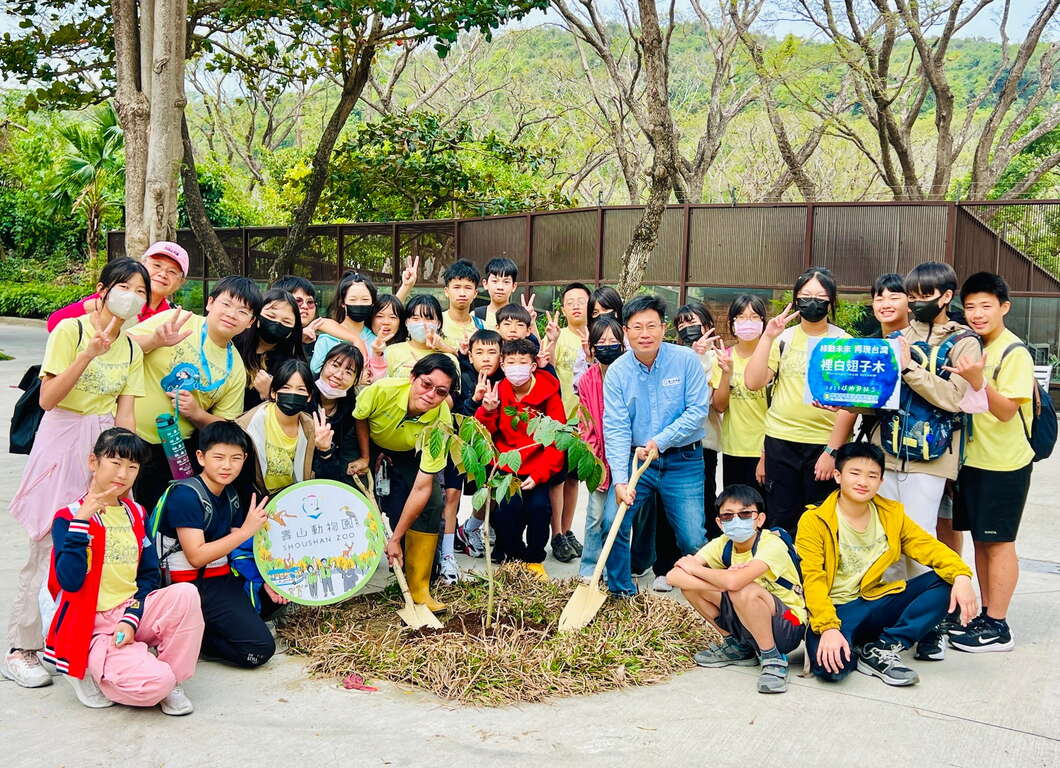 图11 大小朋友见证植树活动