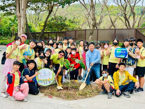 图11 大小朋友见证植树活动