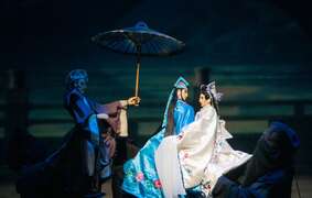 图5 金鹰阁掌中剧团演出经典故事《白蛇传》，陪伴孩子理解不同文化故事的价值与意义