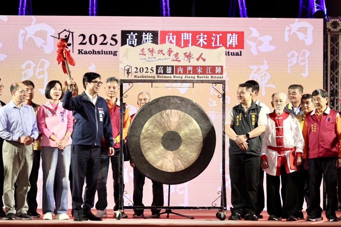 图9. 市长陈其迈、顺贤宫黄文正董事长、何国昭总教头共同敲锣为活动揭开序幕。