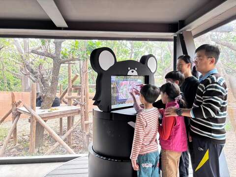 图1 民众体验黑熊廊道内的「AI智慧环境导览系统」