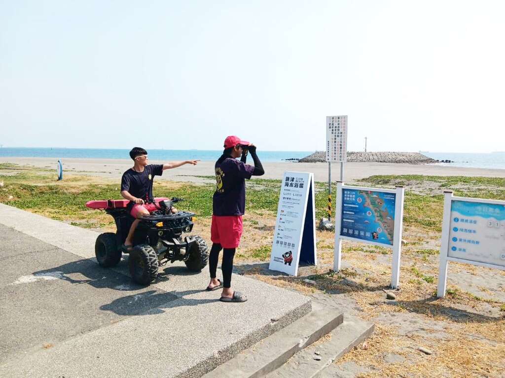 图6 大林游泳协会救生员巡视贝壳馆海域安全