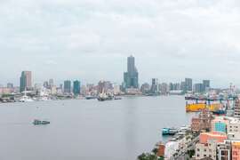 图5.旗津灯塔上可以尽览高雄大港风光